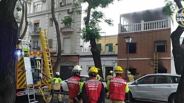 Un incendio afecta a las tres plantas de una vivienda en el Cerro del Águila