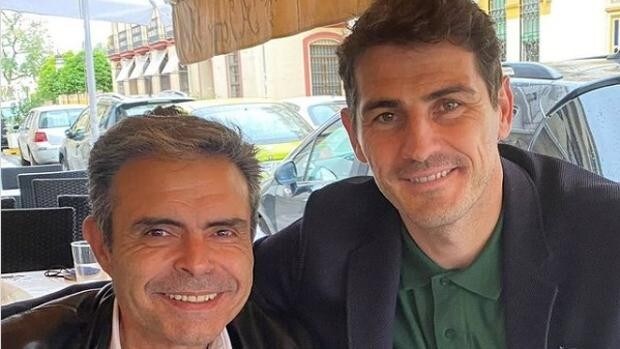 Iker Casillas vuelve a visitar Sevilla y se deja ver en la Bodeguita Antonio Romero