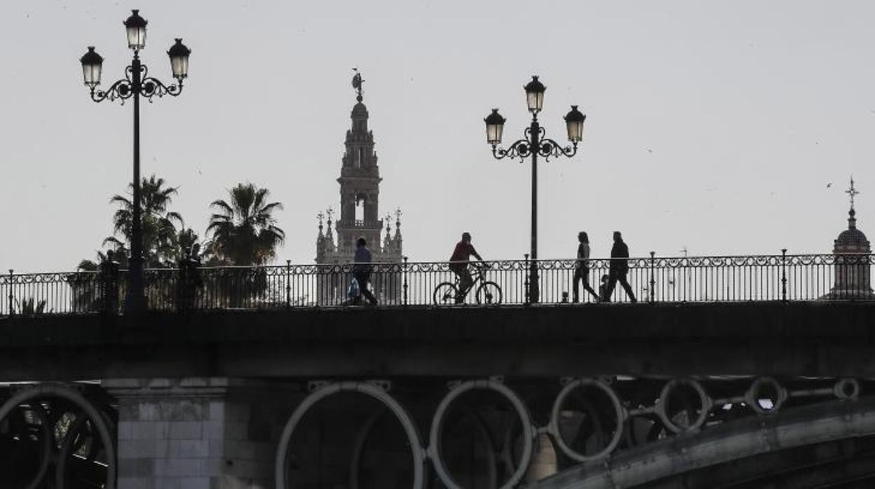 Imagen del Puente de Triana con la Giralda de fondo