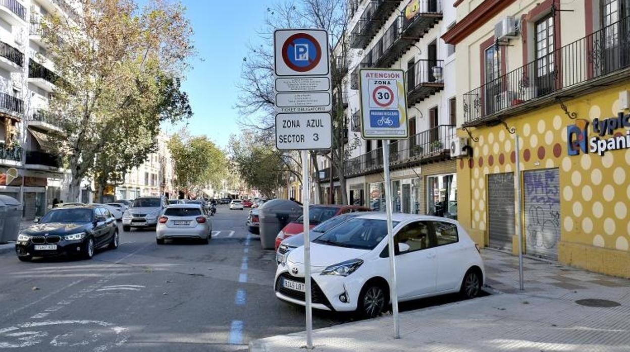 Estacionamientos en zona azul de la calle Adriano