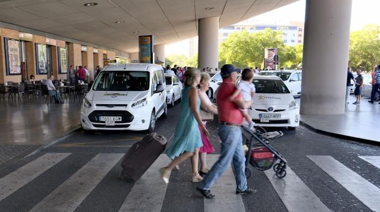 Parada de taxis del acceso principal de la estación de Santa Justa