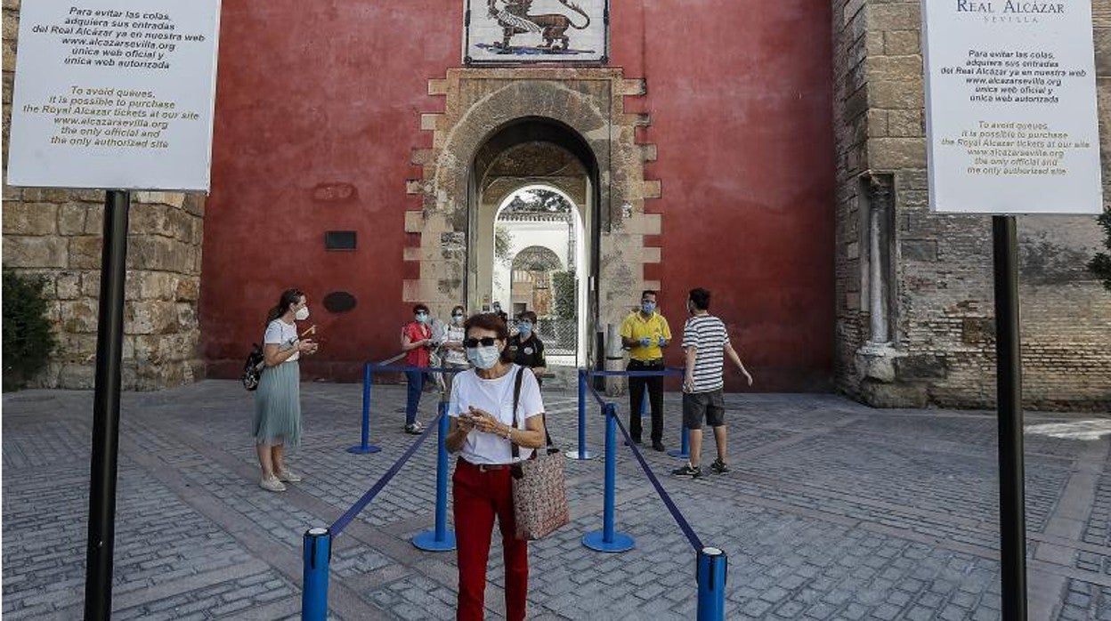 Una visitante en la puerta del León por la que se accede al Real Alcázar