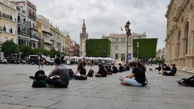 Universitarios de Sevilla piden que no se supriman titulaciones