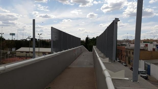 La pasarela peatonal de Padre Pío en Sevilla se rompe antes de inaugurarse