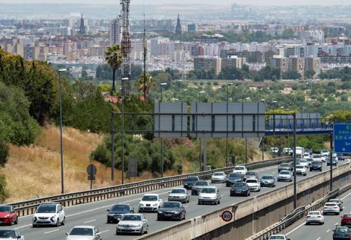 Salida de automóviles en Sevilla por la A-49 a la altura de Castilleja de la Cuesta