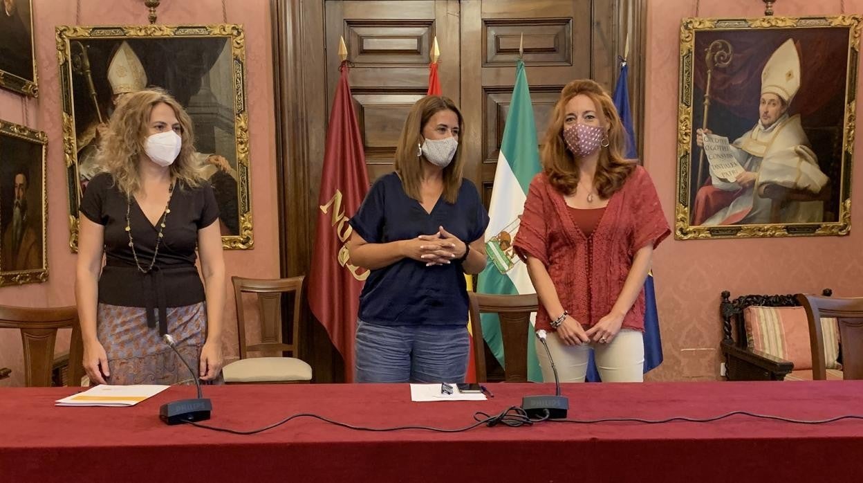 Las delegadas Sonia Gaya, en el centro, y Clara Macías a la derecha