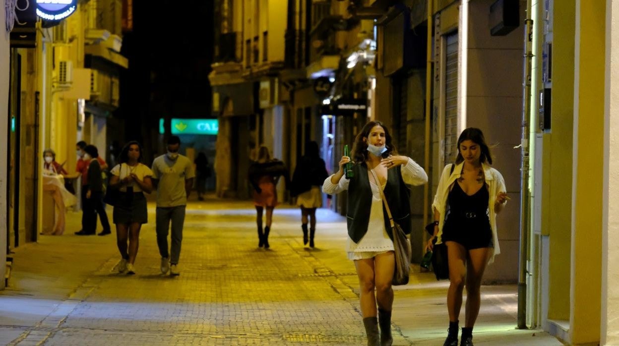 Varios jóvenes pasean por la calle O'Donnell durante la pasada noche, ya sin limitaciones horarias para el consumo en locales ni para la movilidad