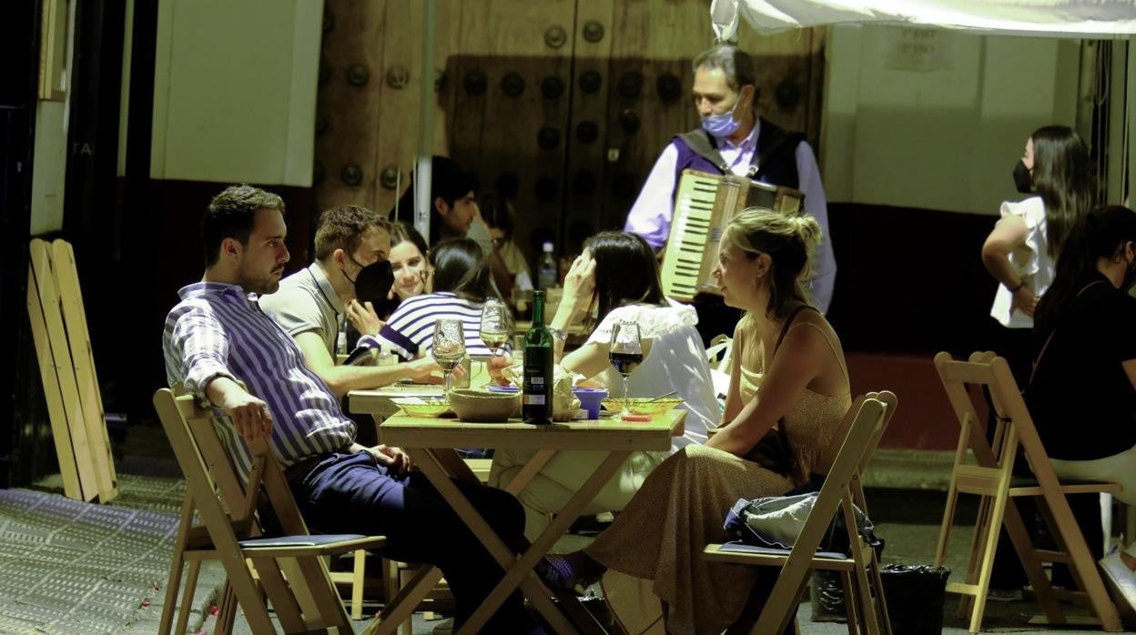 Usuarios en la terraza de un bar de Sevilla en la primera noche sin el estado de alarma