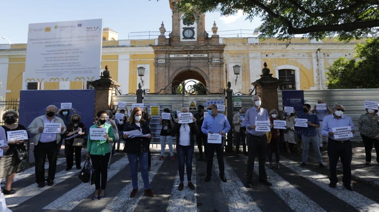 Vecinos de San Bernardo se concentran ante la Fábrica de Artillería