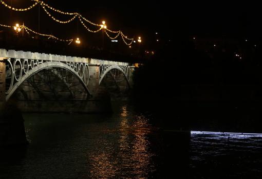 Instantánea del Puente de Isabel II durante la Velá de Triana