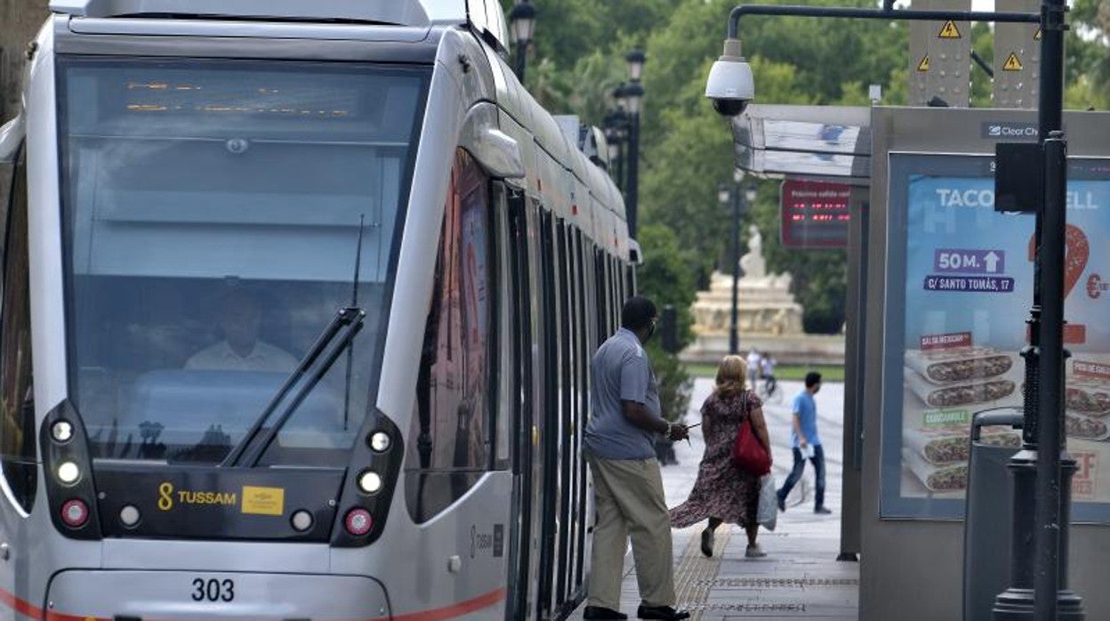 El tranvía de Sevilla a su paso por el Prado