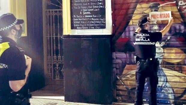 La Policía precinta un local junto a la Alameda por vender bebidas alcohólicas para consumir en la calle