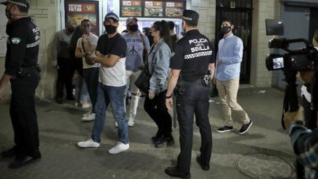 La Policía de Sevilla despliega un dispositivo para frenar los desmadres tras el fin del toque de queda