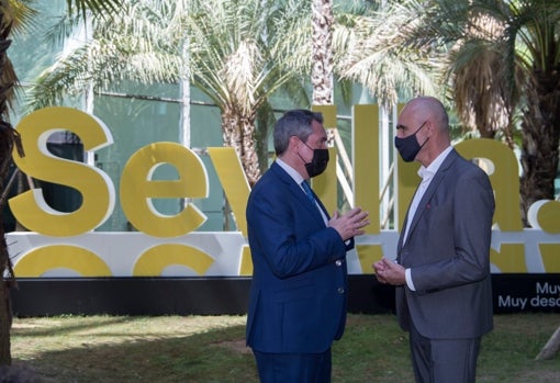 Juan Espadas y Antonio Muñoz ante el nuevo logo promocional de Sevilla