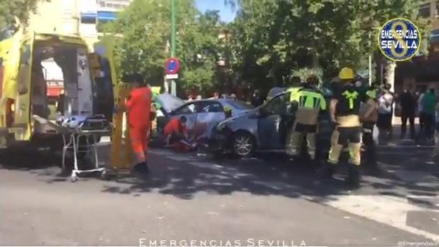 Una pareja de motoristas, hospitalizados con lesiones graves tras colisionar con un vehículo en la Gran Plaza