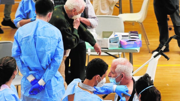 Sevilla controló el último mes 18 brotes en mutuas, supermercados, funerarias e instituciones religiosas