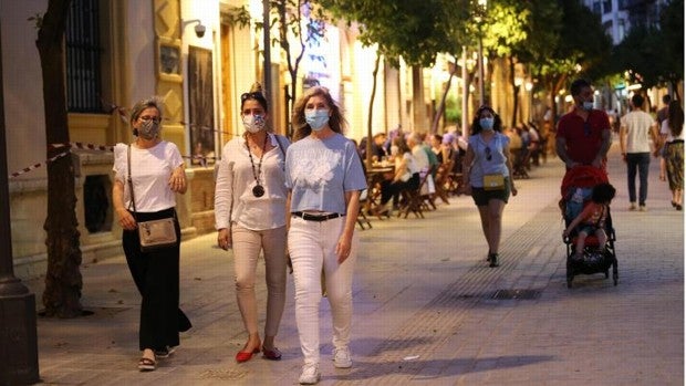 El turismo vuelve al barrio de Santa Cruz