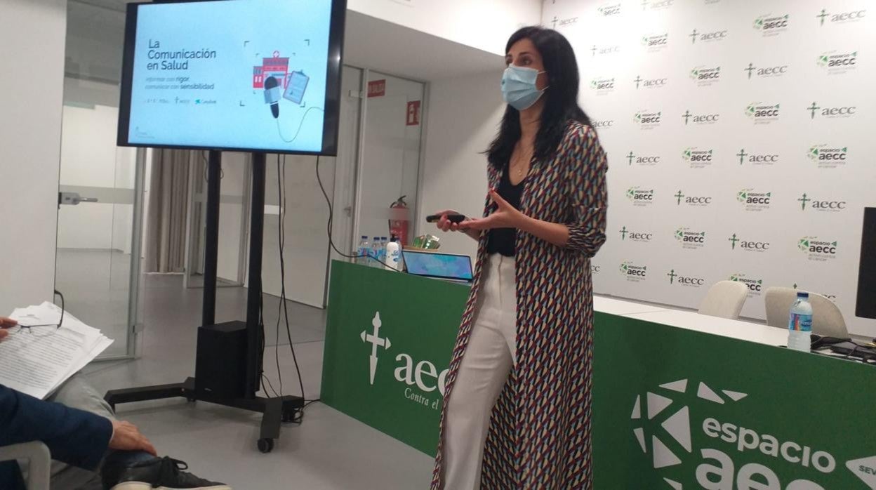 Paola Luna durante su intervención en la sede sevillana de la Asociación Española contra el Cáncer