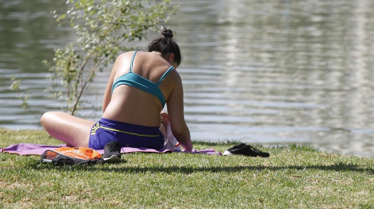 Una mujer hace deporte en el entorno del río