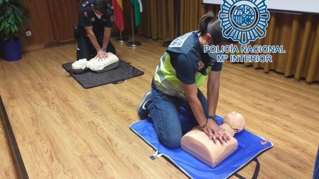 Formación de primeros auxilios para policías nacionales en Sevilla