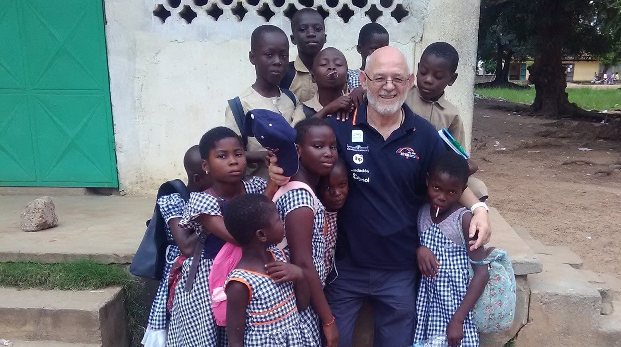 Jesús Mejías junto a los niños de Costa de Marfil que ya han sido vacunados