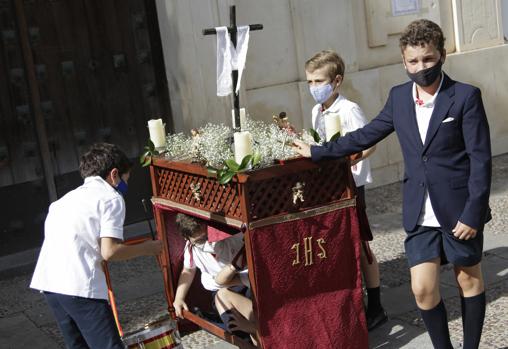 Jesús el capataz, con su cuadrilla de costaleros