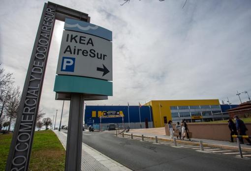 Entrada a Ikea y al centro comercial Airesur