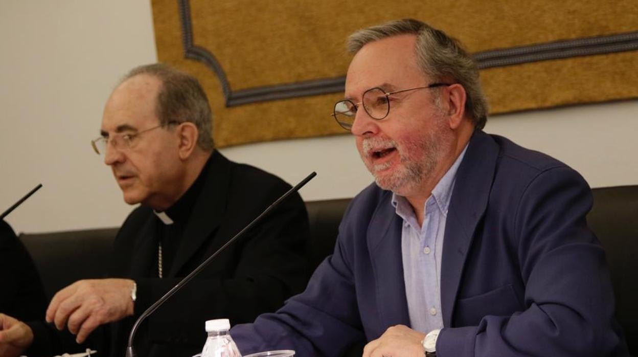 El director de Cáritas diocesana, Mariano Pérez de Ayala, junto a monseñor Juan José Asenjo