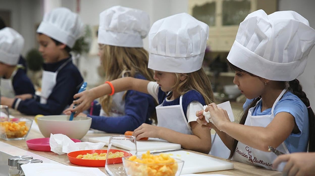 Trabajos culinarios en el campamento de Educo-Música