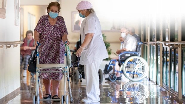 La pandemia provoca la primera caída de demanda en geriátricos de Sevilla