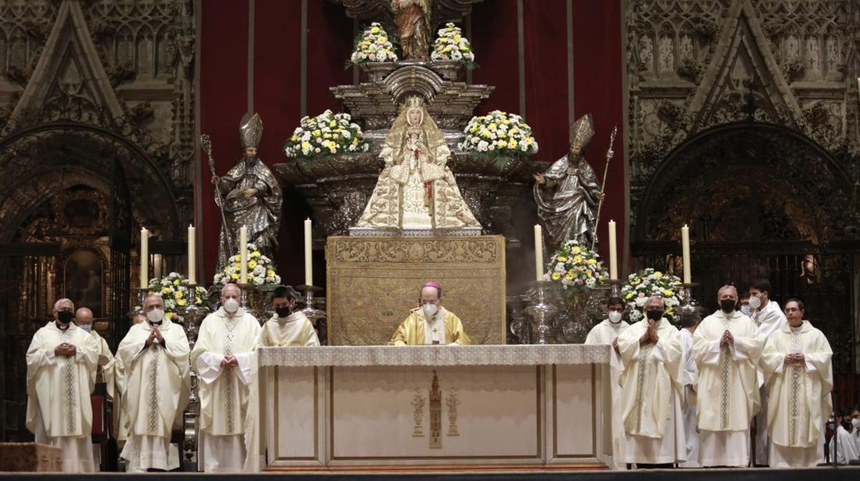 El arzobispo emérito, monseñor Juan José Asenjo, durante la misa en la que se despidió del episcopado