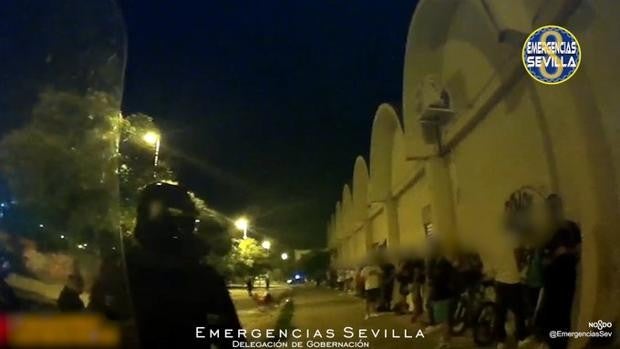 La Policía de Sevilla denuncia a más de 120 jóvenes por hacer botellón en Los Pajaritos