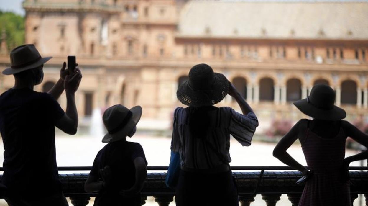 Un grupo de turistas por la Plaza de España