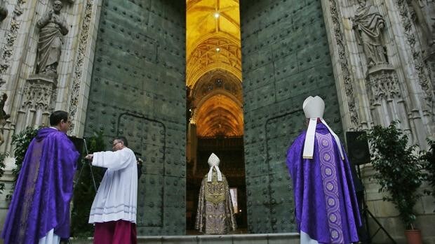 Saiz Meneses entra por la puerta grande de Sevilla: así será la misa en la Catedral