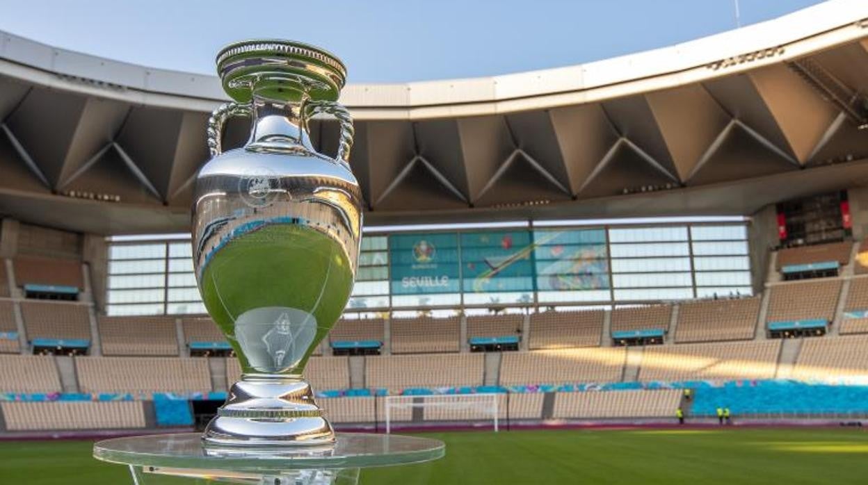 El trofeo para el ganador de la Eurocopa, en el Estadio de la Cartuja