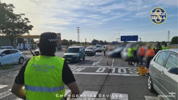 Muere un conductor tras colisionar con otros vehículos en la entrada en Sevilla hacia la avenida de la Paz