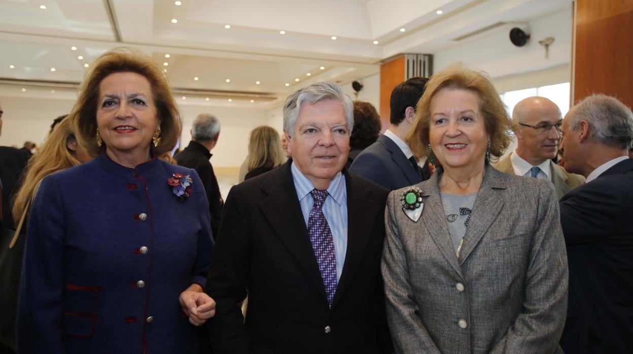 Las hermanas Isabel y Carmen Cobo junto al marqués de Benamejí en una imagen de 2019