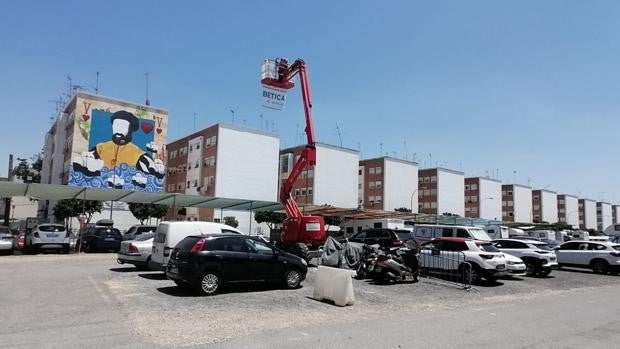 La artista italiana Alexandra Del Bene concluye la primera etapa de su mural ‘vuelta al mundo’ en Sevilla