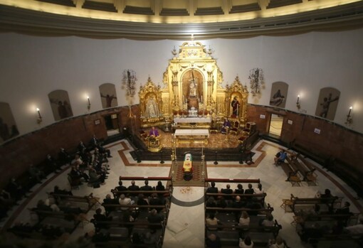 Panorámica del funeral en la basílica del Gran Poder con el féretro en el centro