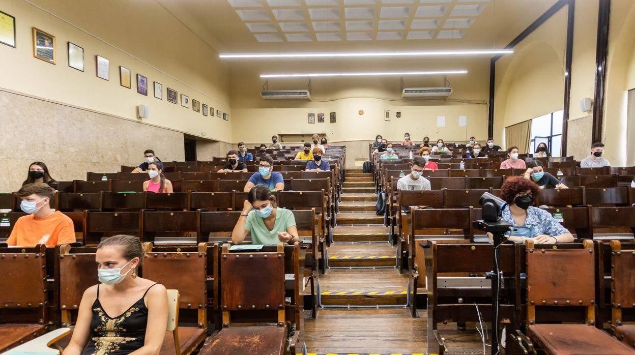 Estudiantes preparados para la prueba de Selectividad en la Universidad de Sevilla