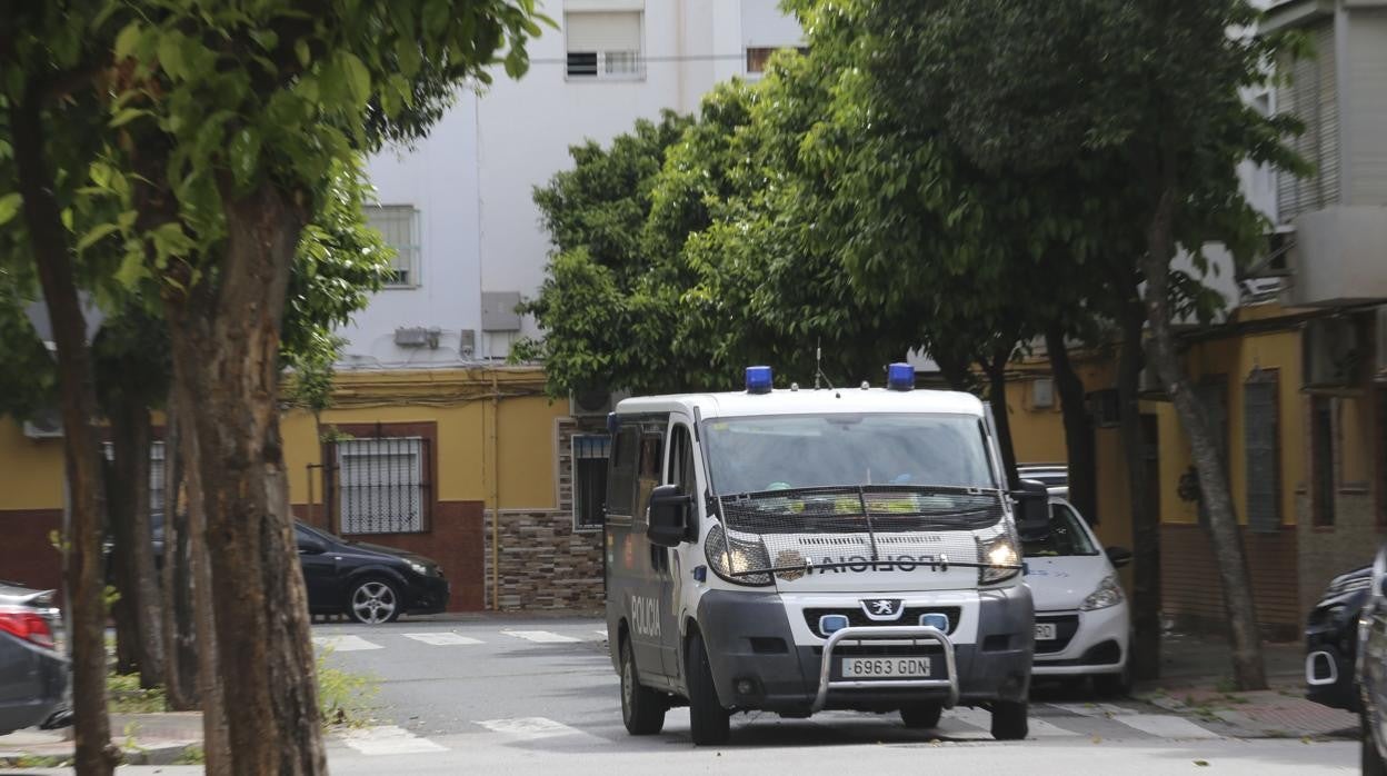 Una furgoneta de la Policía Nacional recorre las calles de San Jerónimo, donde ocurrieron los hechos