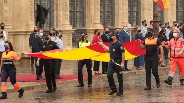 Izado solemne de la bandera de España por el centenario de la Base Aérea de Tablada