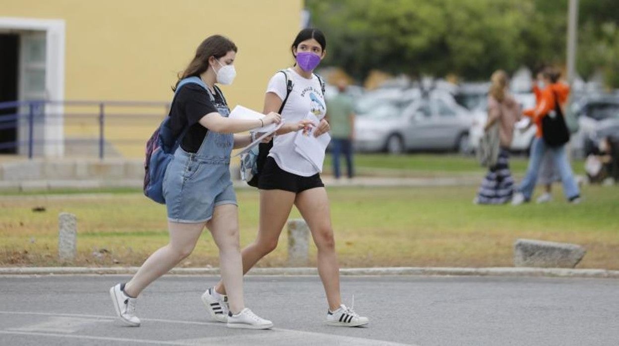 Dos estudiantes en los días de Selectividad