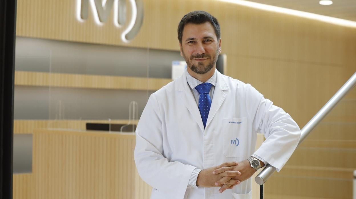 El doctor Manuel Fernández dirige esta clínica de reproducción asistida