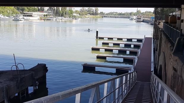 El Puerto instala un nuevo pantalán en el muelle de Tablada para promover el turismo fluvial