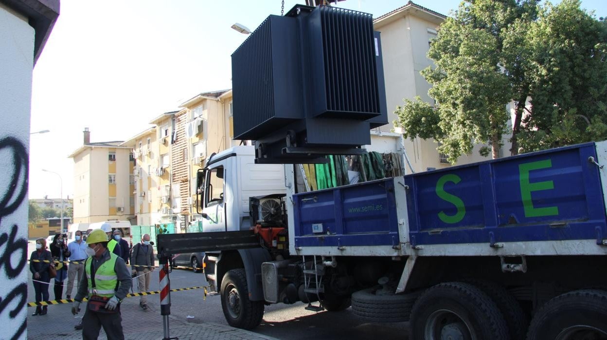 Instalación de un nuevo transformador en el Polígono Sur