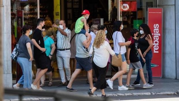 Menos colas y más ganas de volver a lo de antes durante el primer día de rebajas en Sevilla