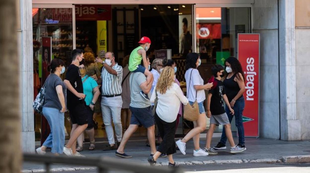 Primer día de rebajas de verano en las calles de Sevilla