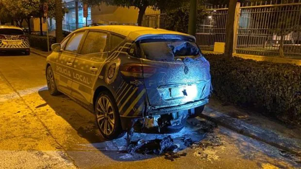 Le prende fuego a un coche de la Policía Local de Sevilla que estaba aparcado en la Jefatura