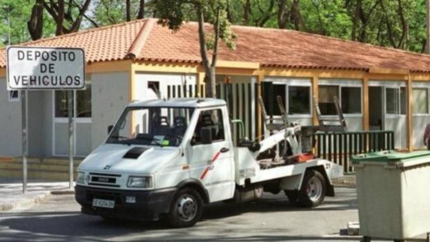 Roba su propia furgoneta del depósito de vehículos de Sevilla tras llevársela la grúa